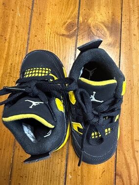 Kids Black and Yellow Jumpman-Inspired Athletic Sneakers